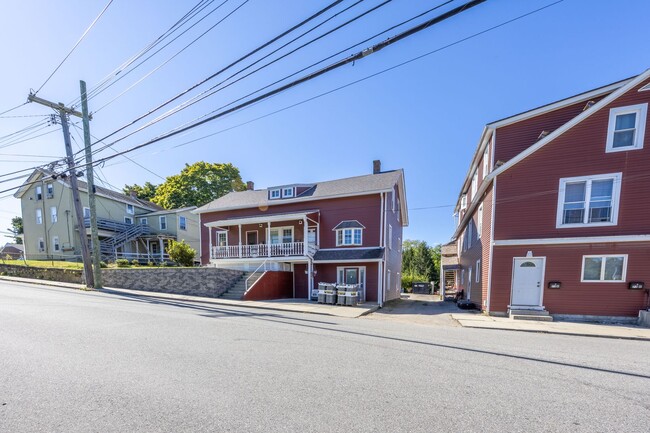 Building Photo - Spacious 3-Bedroom Duplex in Griswold Unit B