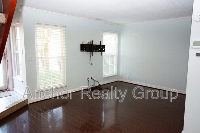 Photo - 304 Falling Ln