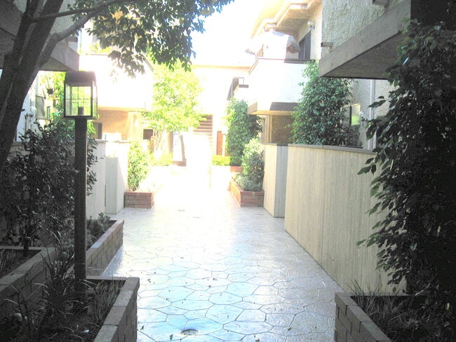 Building Photo - 10745 Kling St Unit 109 Rental
