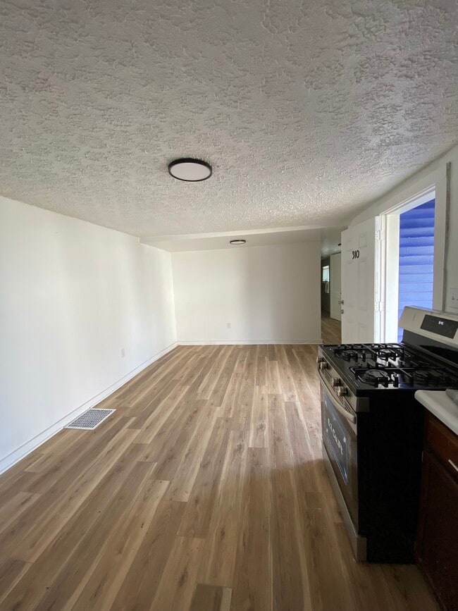 Photo - 310 N 27th St