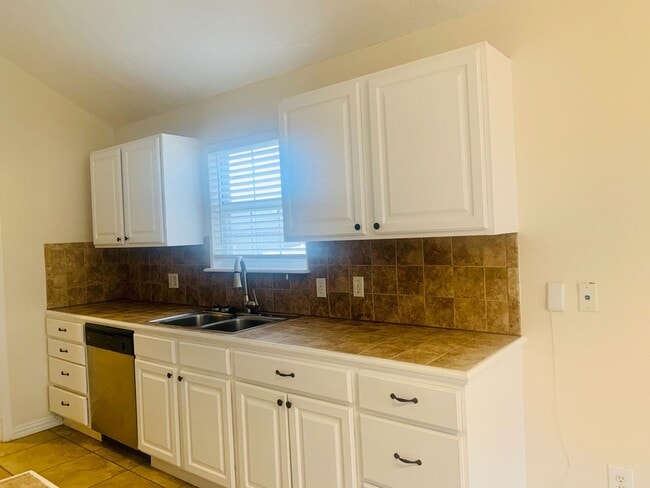Photo - Beautiful 3 bed, 2 bath home in Noble!--12...