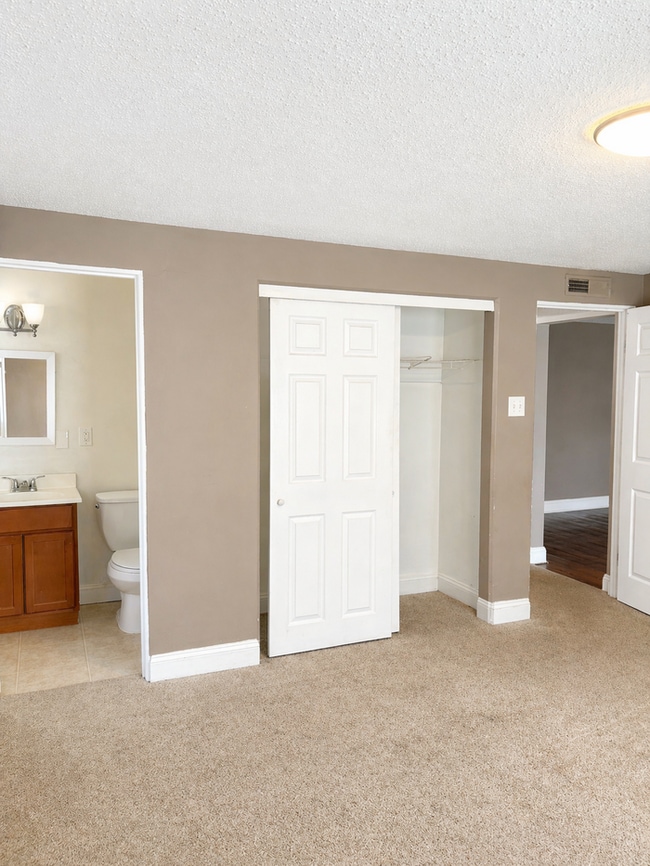 Photo - 978 Warder Ave