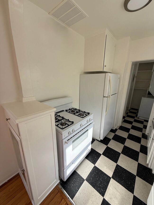 Building Photo - 826 Maltman Ave