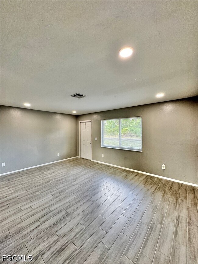 Photo - 142 Harry Ave S