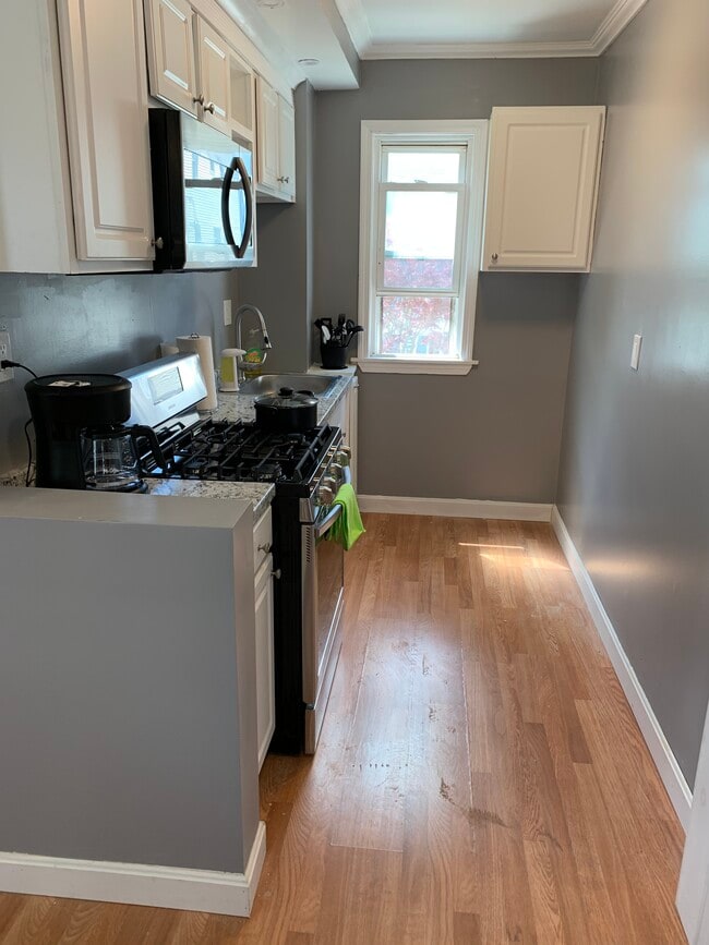 Building Photo - 17 Ashley St Unit 2 Rental