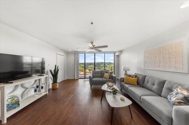 Photo - 40 N Interstate Hwy 35 Unidad 6B3