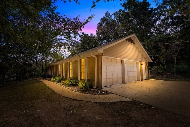 Building Photo - Rare Fully Renovated Center Point Home