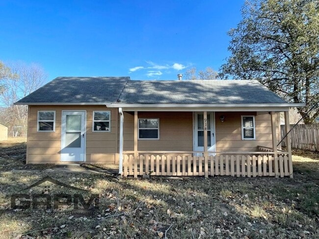 Two Bedroom Home with Detached Garage - Two Bedroom Home with Detached Garage