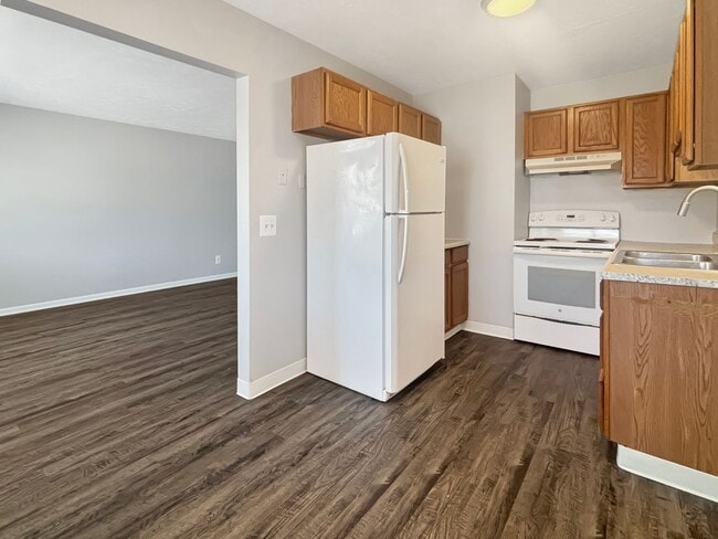 Building Photo - 533 W 20th St Unit 11