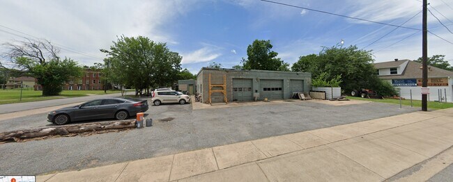 Building Photo - 430 E Brockett St Rental