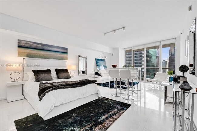 Building Photo - 475 Brickell Ave Unit 3310 Rental