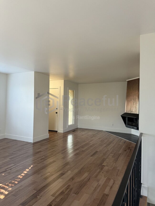 Photo - 2025 Broadmoor St S