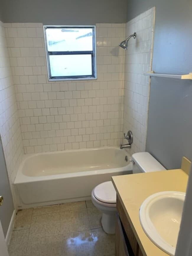 Building Photo - Single Family Home