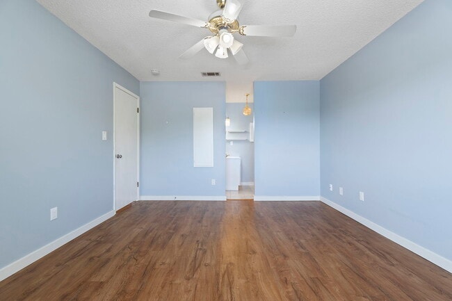 Photo - 1100 Shoreline Dr