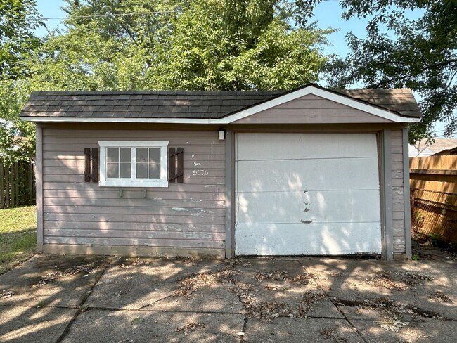 Photo - Bellaire - Puritas Area - 2 Bedrooms - 1 B...