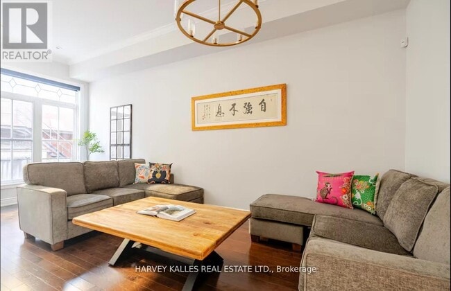 Photo - 543 C Parliament St