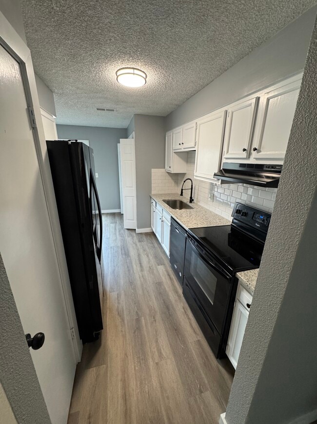 Kitchen - 1723 W Washington St