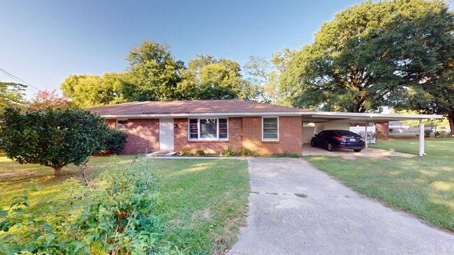 Building Photo - Large 3 bedroom, 1.5 bath located on a corner lot in Prattville.