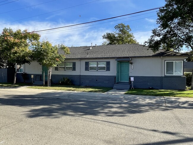 Front of duplex at 3729 46th Street, Sacramento 95820. - 3729 46th St Apartamentos Unidad 3729 46th Street