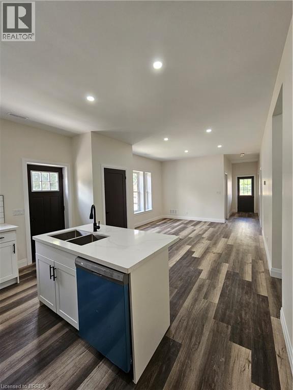 Photo - 753 Colborne St E