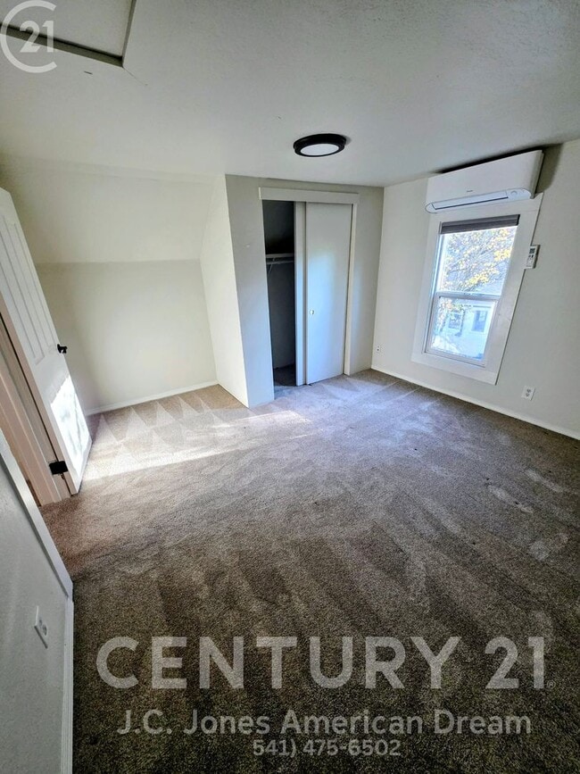 Photo - Close to River Access, and Historic Downtown Grants Pass