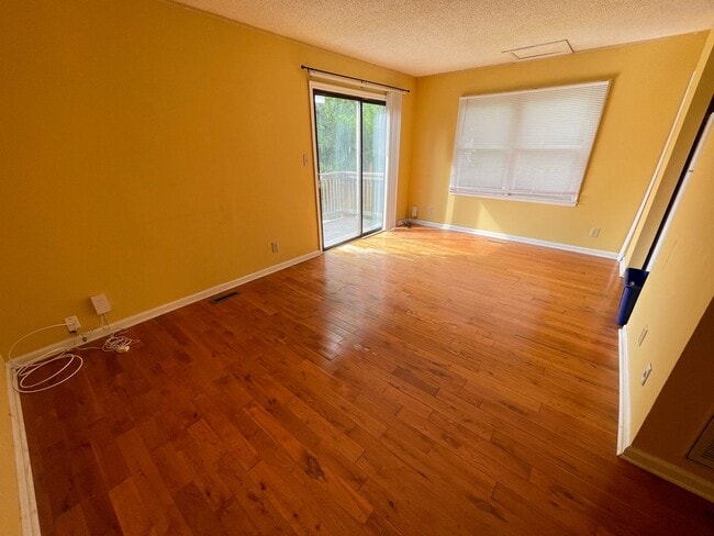 Photo - Inviting, updated 4br 3.5ba duplex w/ park...