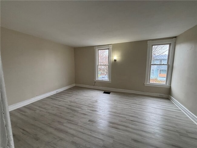 Photo - 626 Lewis St