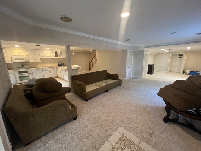Building Photo - 8302 Silverthorn Rd Unit Basement