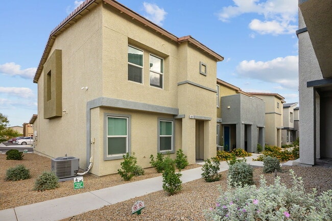 Building Photo - "Charming 3-Bedroom Townhouse with 2.5 Baths in Scenic Las Vegas Locale!"