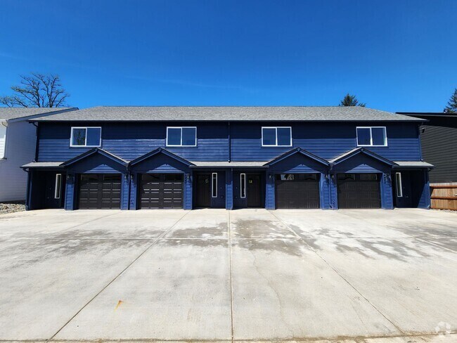 Building Photo - 3 Bedroom 2.5 Bath in Winlock Rental
