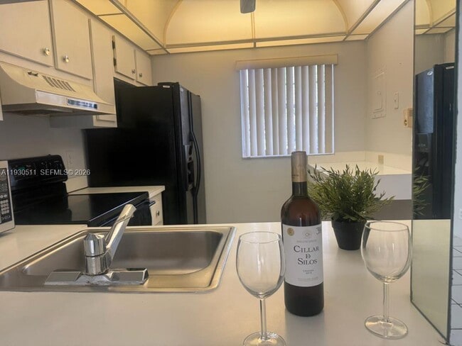 Building Photo - 9330 Lagoon Pl Unit 302