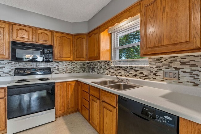 Photo - 33 Pershing Lake Dr
