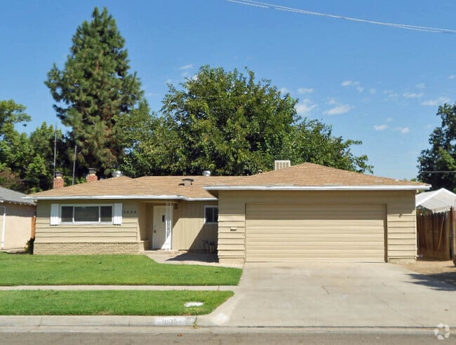 Building Photo - 3 Bedroom home in quiet older NE neighborhood