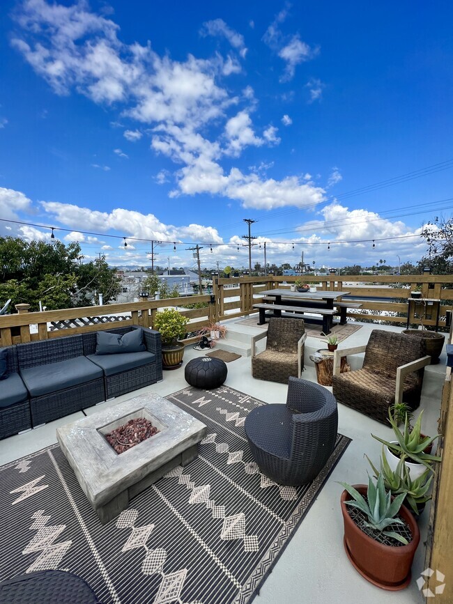 Building Photo - 33 S Venice Blvd Rental