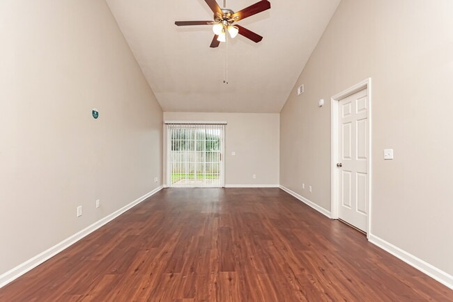 Photo - 605 Freedom Ct