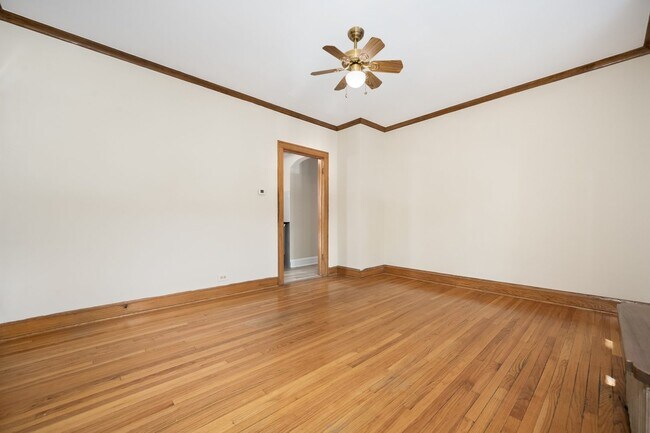 5434 W Wellington Ave Unit 1E