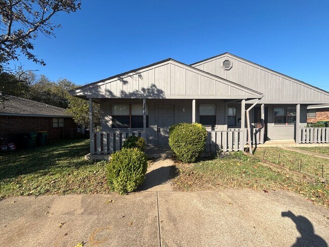 Building Photo - 1104-1106 Suburban Drive Unit 1106