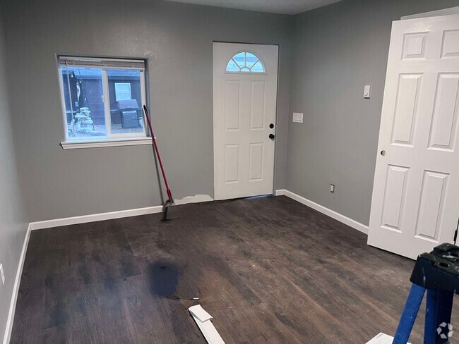 Building Photo - 2-222 Elm St Rental