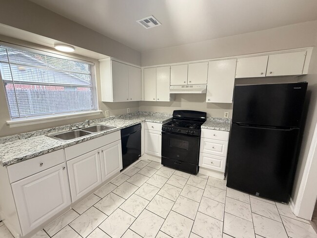 Photo - 3 Bedroom 1.5 bathroom duplex home