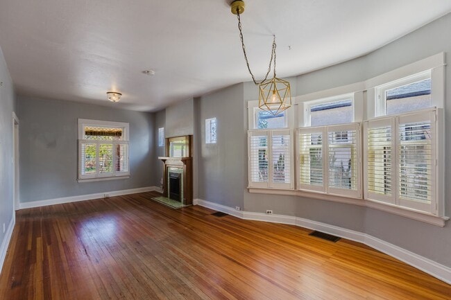 Photo - Amazing Highlands location with huge walkability!