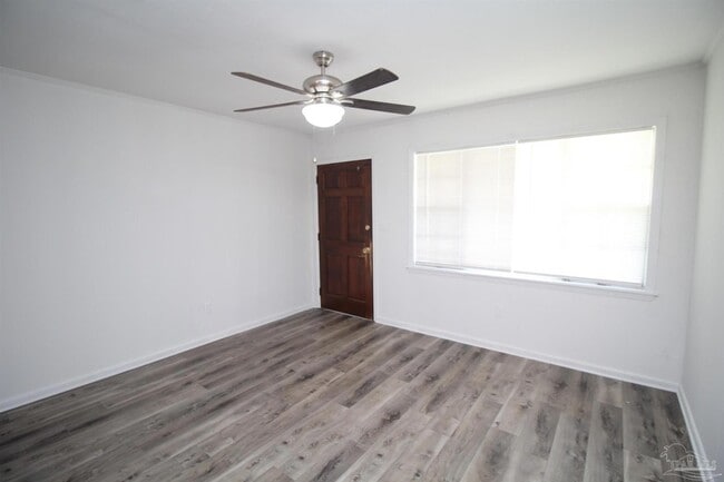 Photo - 404 Ladybird Ln