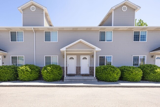 Building Photo - CALL TYE DIRECTLY FOR SHOWINGS AND APPLICATION DETAILS 208-313-6062. 2 Bed -1.5 Bath townhome in ...