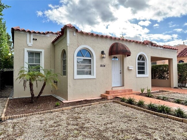 Building Photo - 1654 SW 14th Terrace