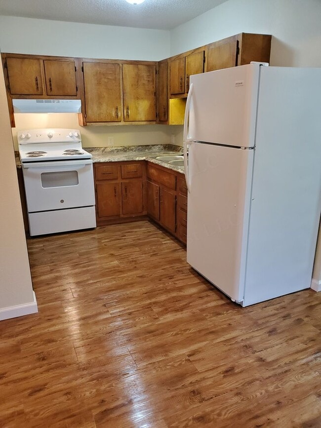 Building Photo - Greenville Apartments Unit B1
