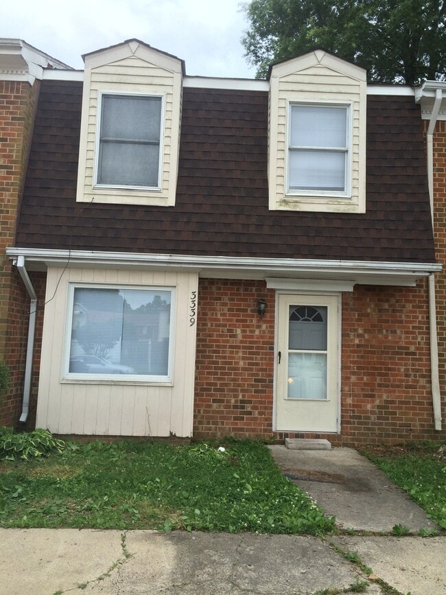 Building Photo - Three Bedroom 1.5 Bath Townhouse in Wester...