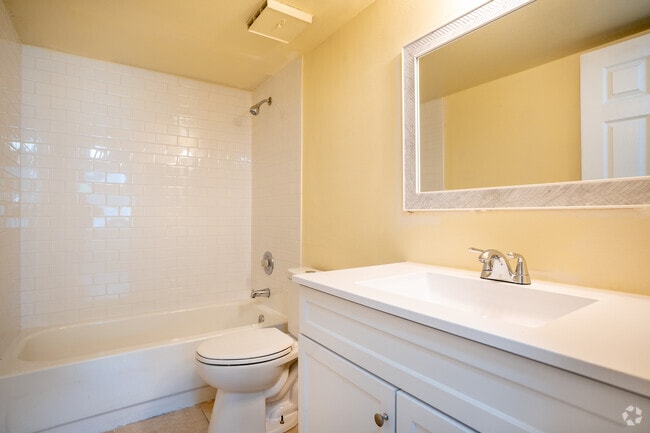 2BR, 2BA - 750SF - Bathroom