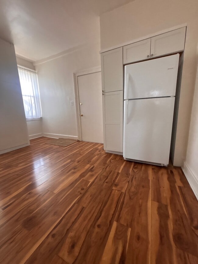 Large eat in kitchen - 26 Park Pl Unit 2R