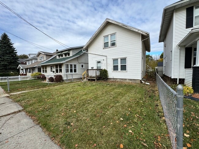 Building Photo - 3 Bedroom House