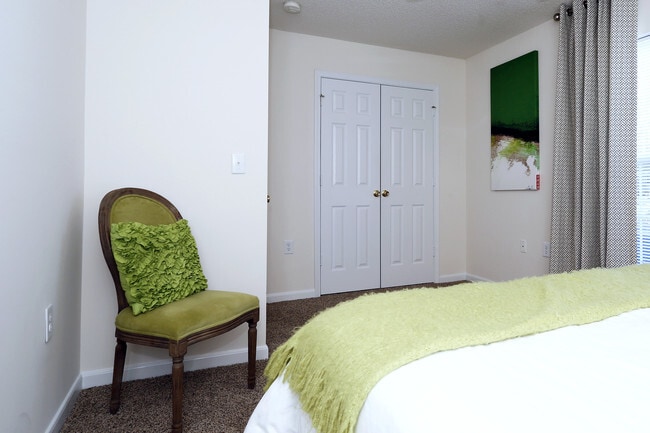 2BR, 2BA - 1010 SF - Jamison Park