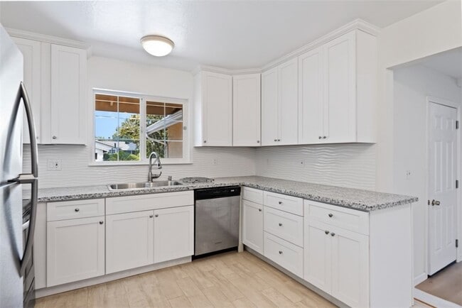 Photo - 455 Maple Ave